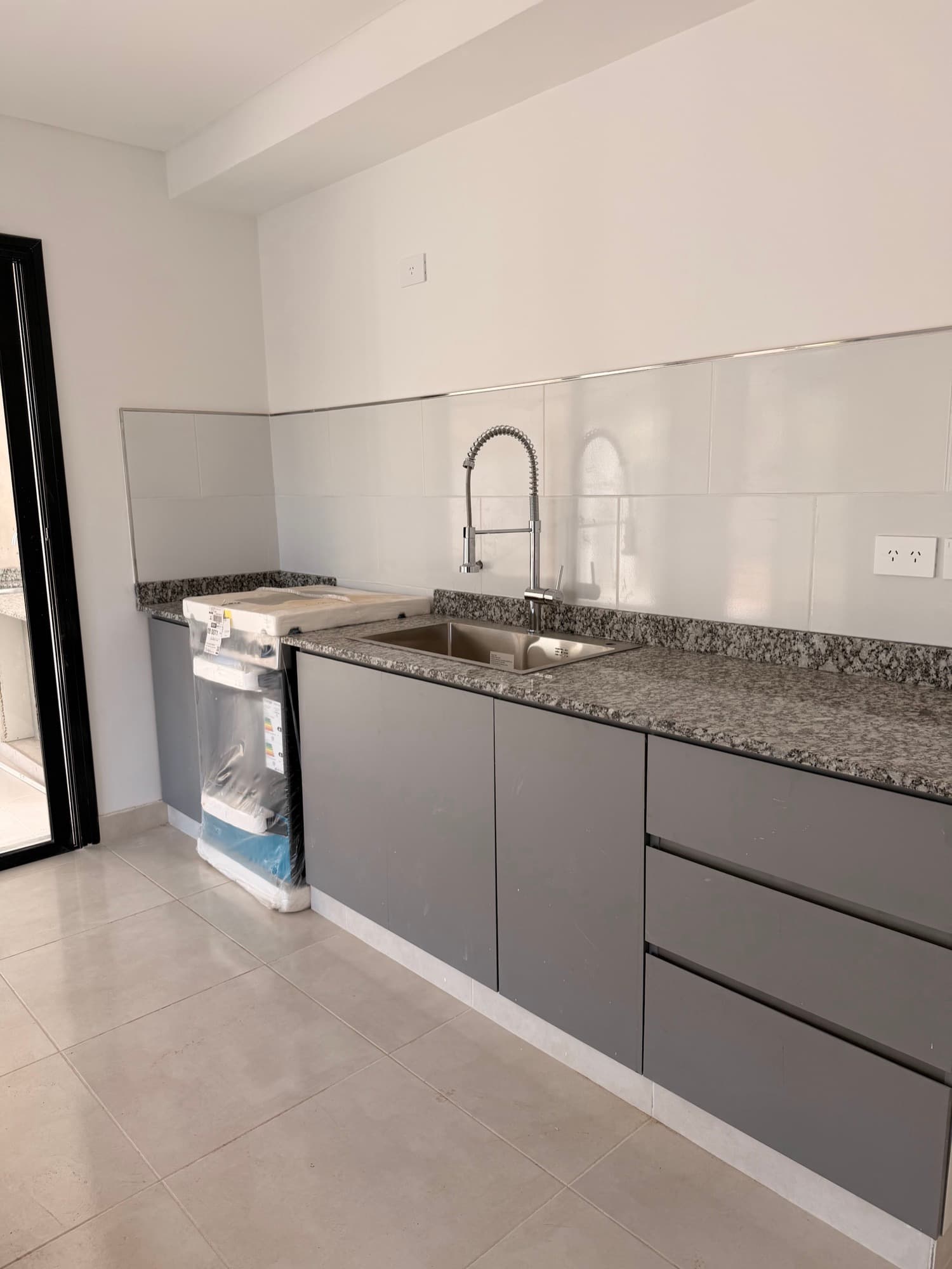 Cocina integrada con mesada de granito y bajo mesada